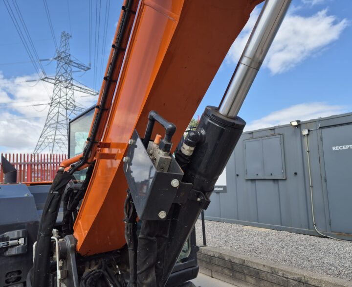 Hitachi ZX85USBR-6 2PB - Mini Excavators