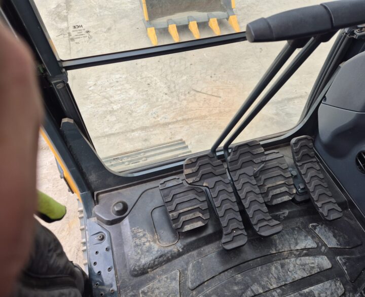 Hyundai HX130ALCR - Crawler Excavators