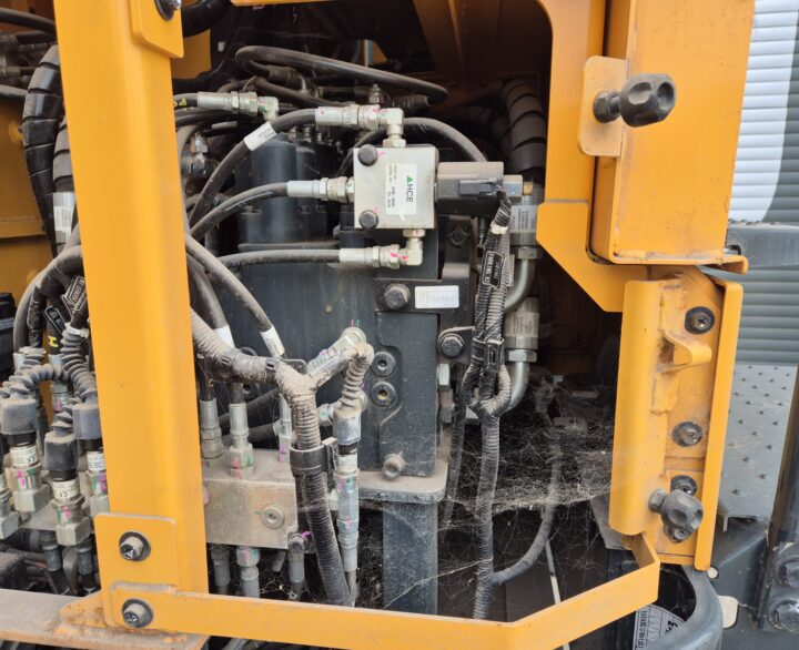 Hyundai HX130ALCR - Crawler Excavators