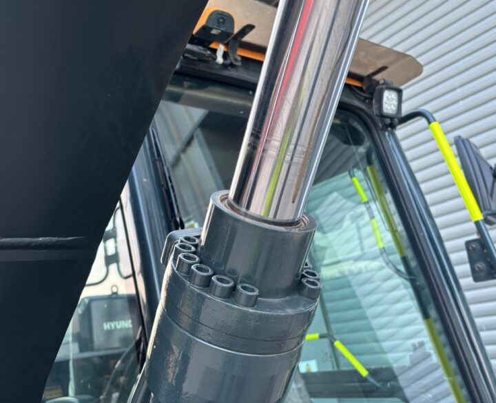 Hyundai HX140L - Crawler Excavators