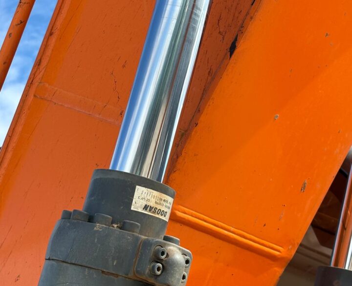 Doosan DX140LC-5 - Crawler Excavators