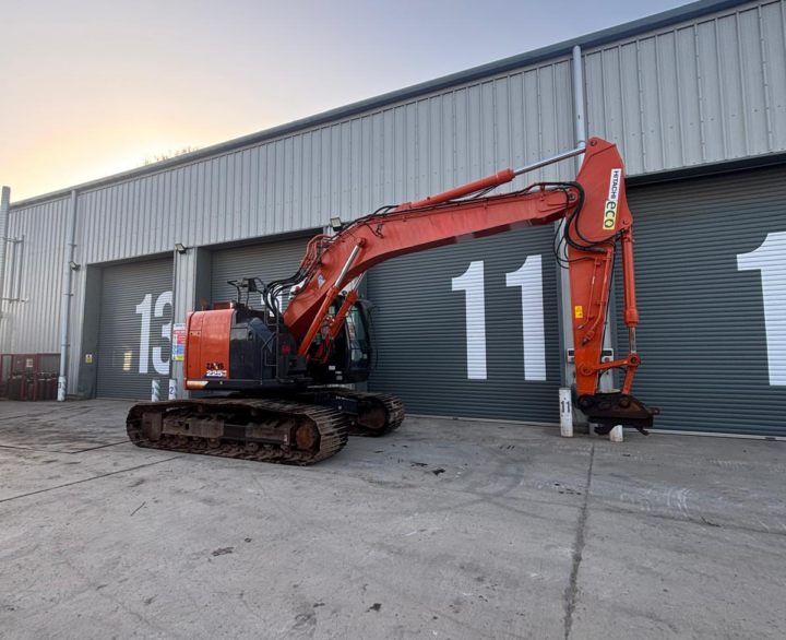 Hitachi ZX225USLC-6 - Crawler Excavators