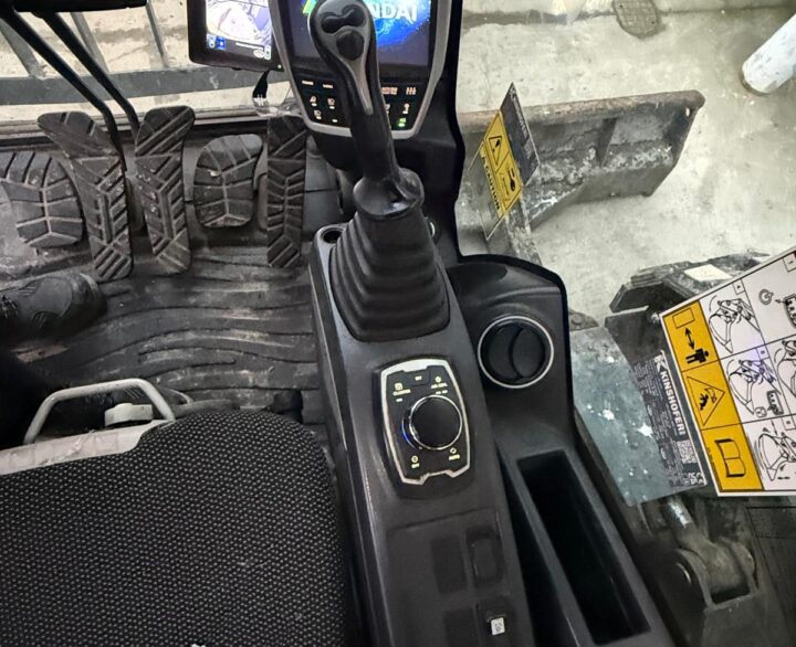 Hyundai HX140L High Rise Cab - Crawler Excavators
