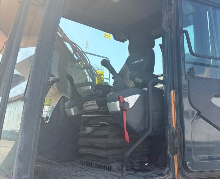 Hyundai HX300L - Crawler Excavators