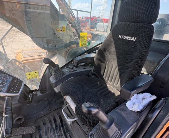 Hyundai HX300L - Crawler Excavators