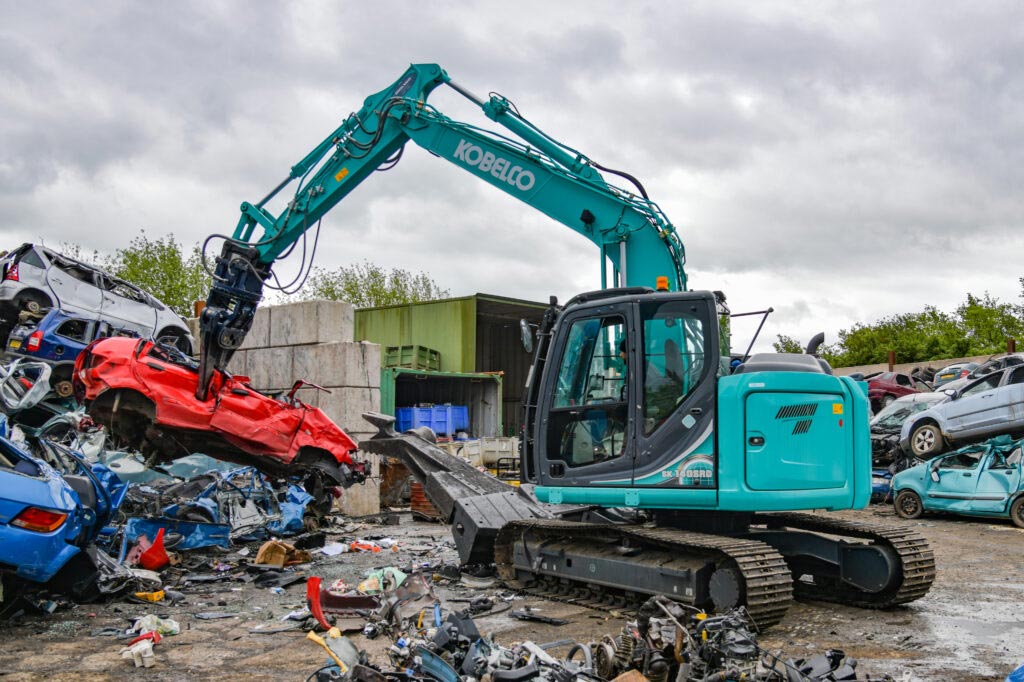 Kobelco 140SRD car dismantler