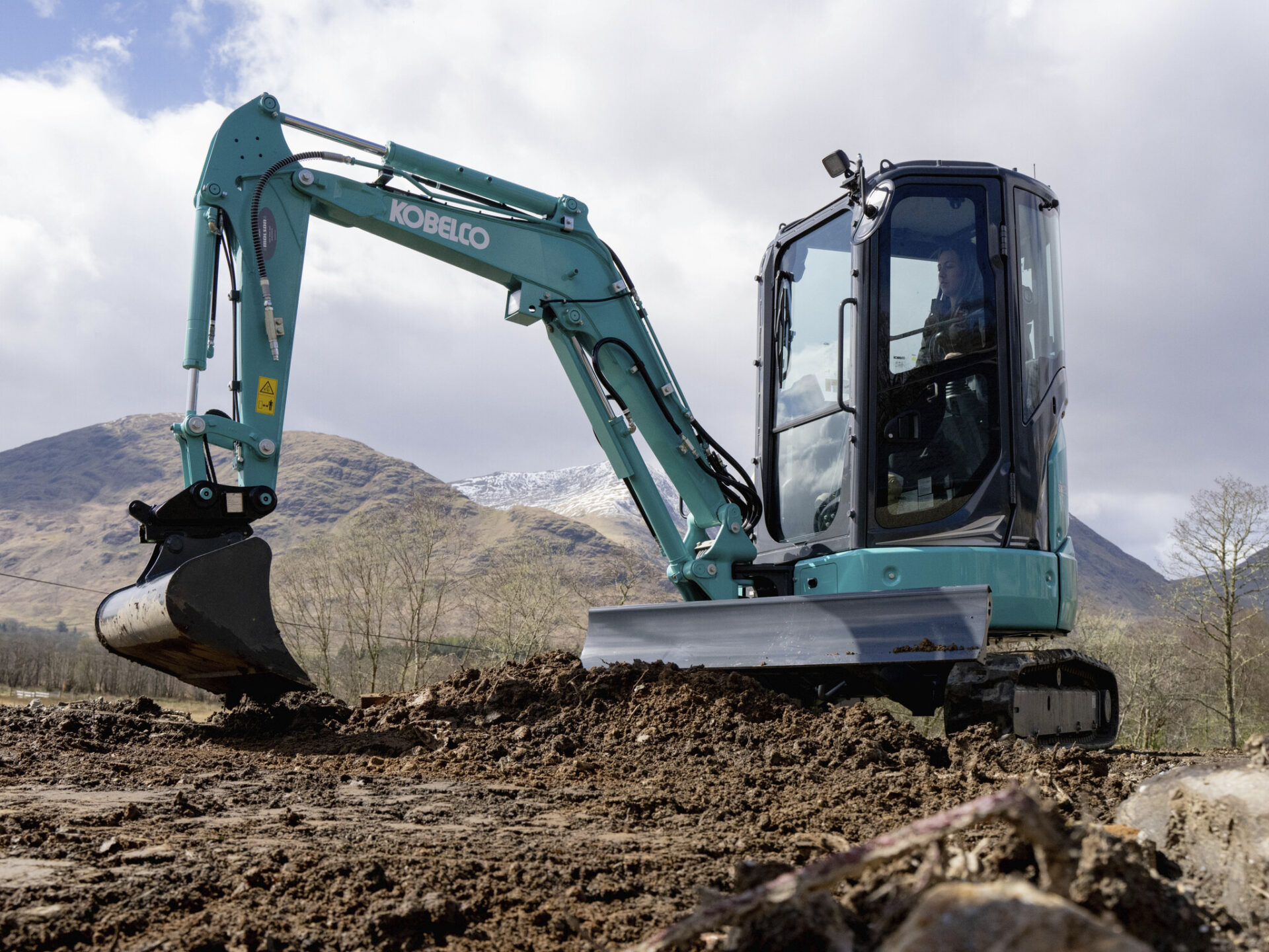 Digger Girl Approves the New Kobelco SK26SR-1E