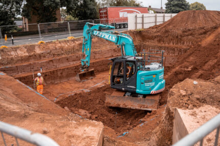 Side Drain Kobelco Excavator Gets Team Out of a Tight Spot