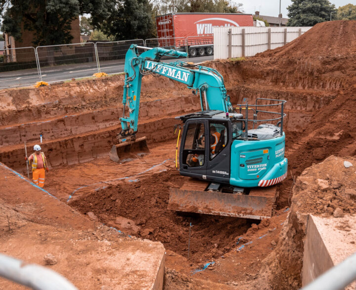Side Drain Kobelco Excavator Gets Team Out of a Tight Spot