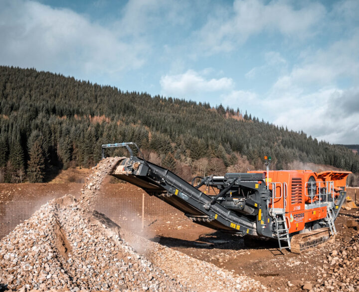 Kobelco Excavators Dig Ancient Sand for New Golf Course