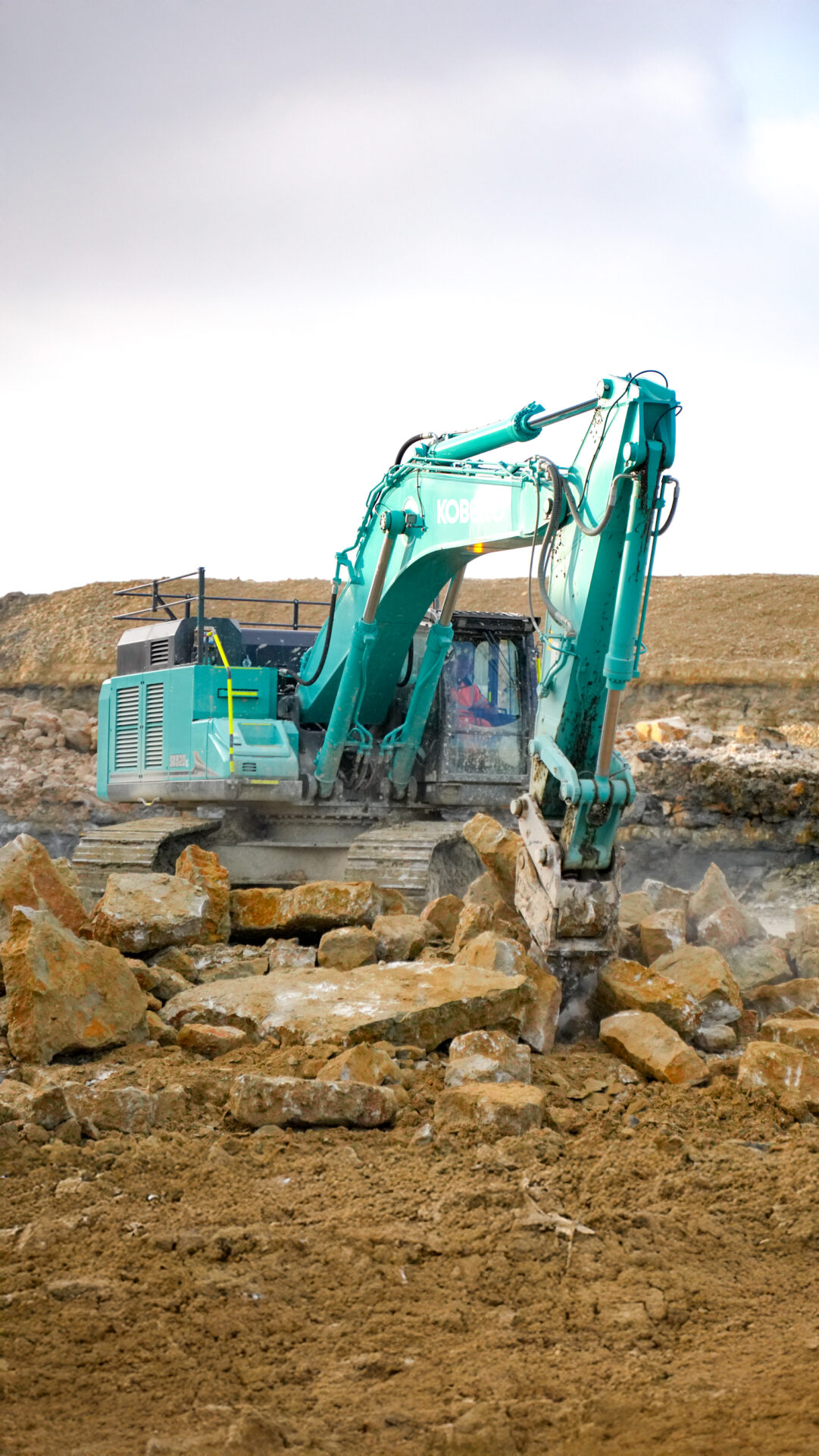 New Kobelco SK520LC-11e Crawler Excavator Conquers Quarrying